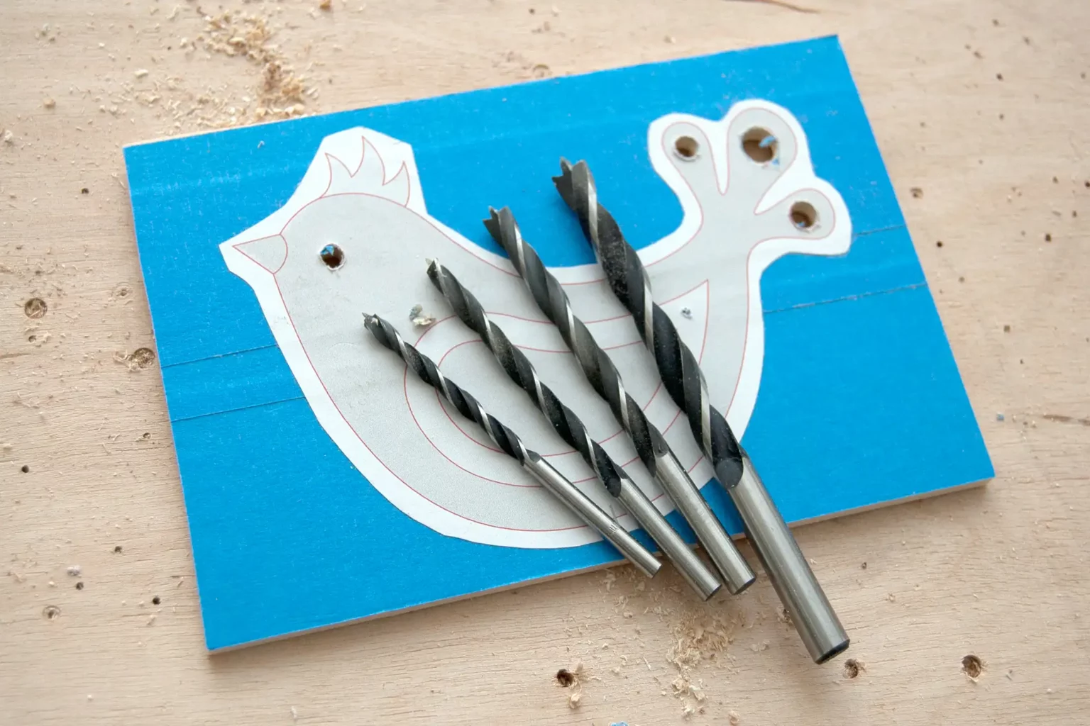 11-bohren-02-sommerspass-im-60er-stil-blumenstecker-laubsaege-dekupiersaege-vorlage-bohren