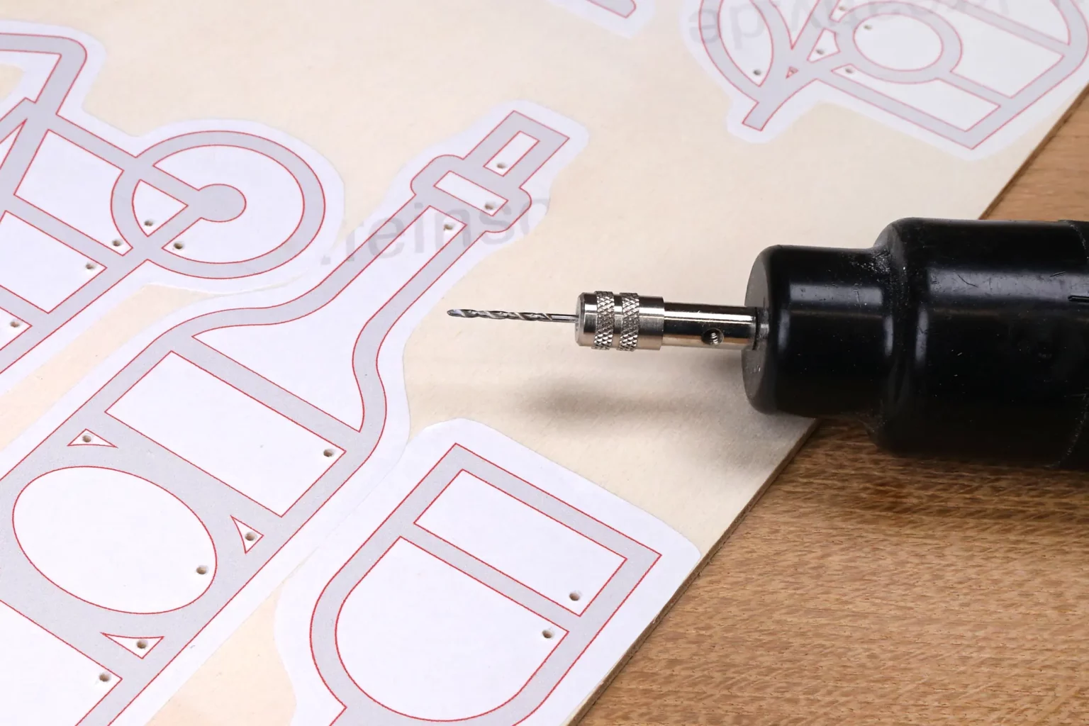 36-02-cocktailstunde-wandbild-laubsaege-dekupiersaege-vorlage-saegeblattdurchfuehrungen-bohren