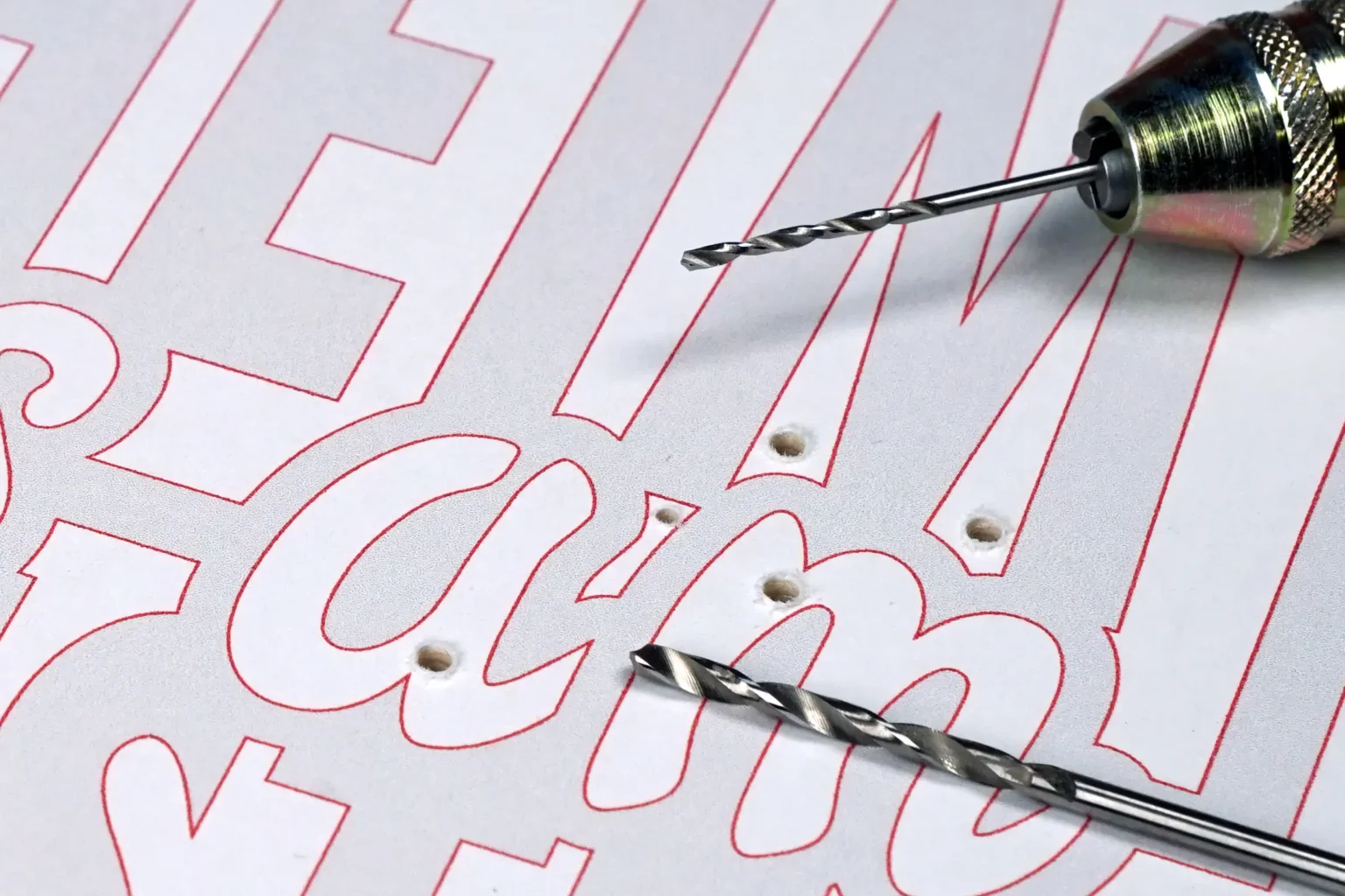 36-03-daheim-ist-es-am-schoensten-schriftzug-deko-laubsaege-dekupiersaege-vorlage-saegeblattdurchfuehrung-bohren