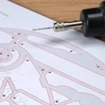 36-04-ueber-den-wolken-wandbild-laubsaege-dekupiersaege-vorlage-saegeblattdurchfuehrungen-bohren-flugzeug