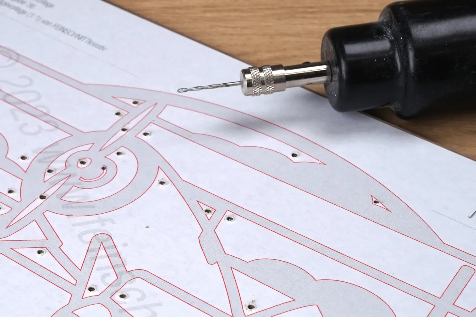 36-04-ueber-den-wolken-wandbild-laubsaege-dekupiersaege-vorlage-saegeblattdurchfuehrungen-bohren-flugzeug