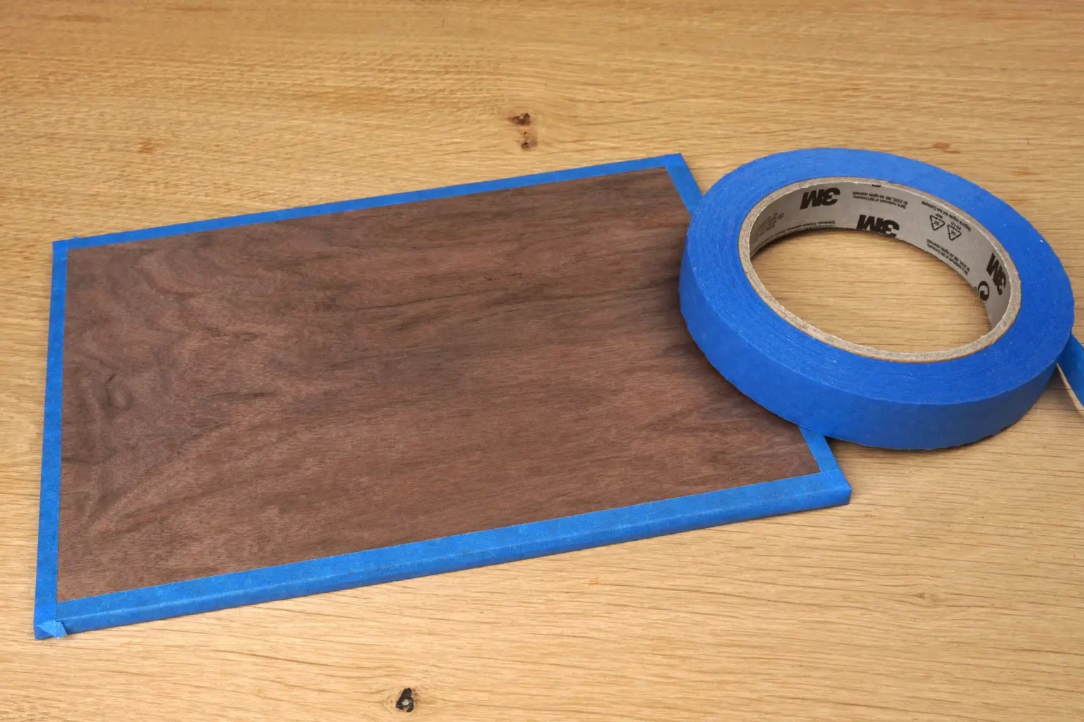 37-02-festliche-weihnachtskarten-laubsaege-dekupiersaege-vorlage-microwood-opferplatte-sperrholz-blue-tape-stapel