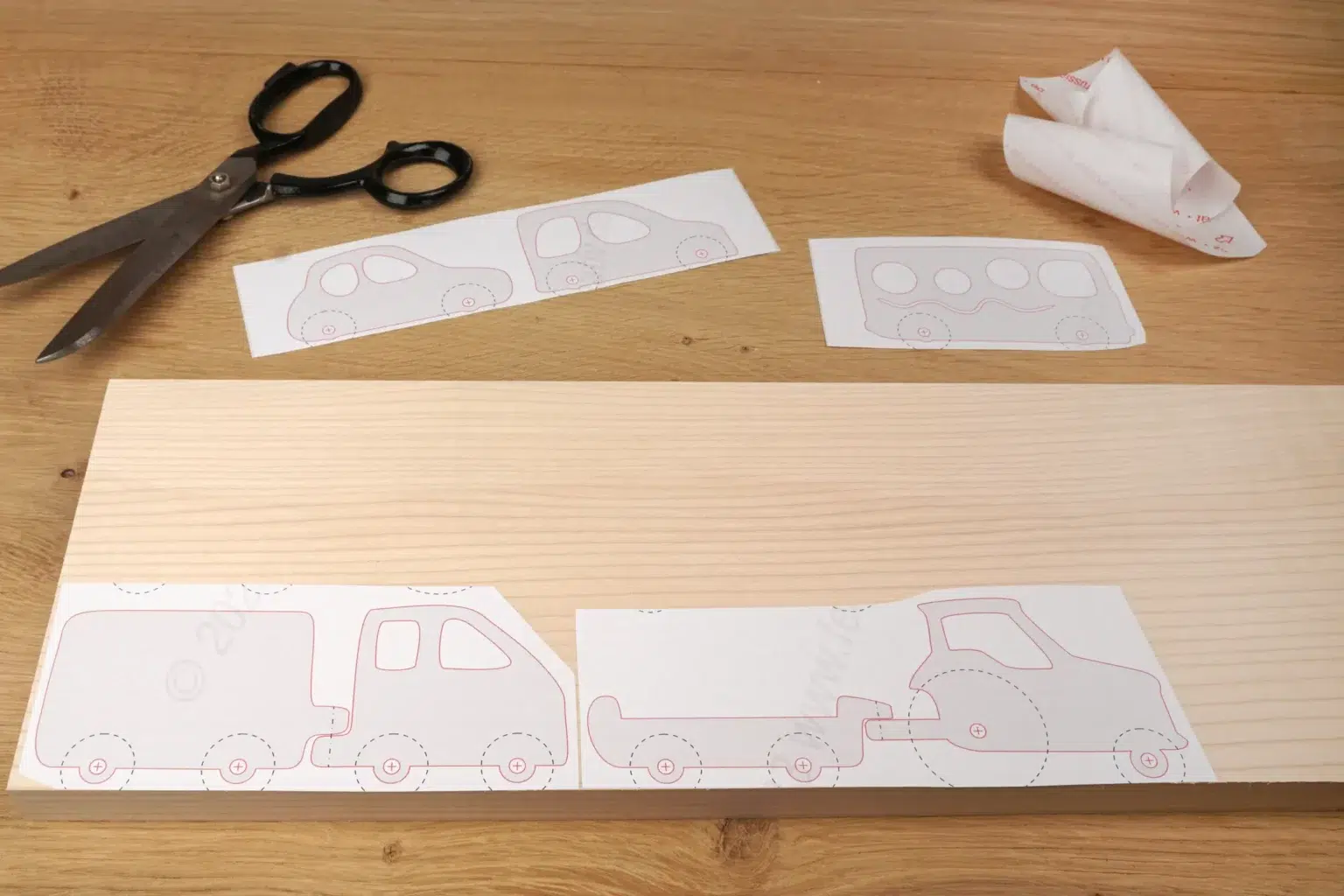 37-02-spielzeugautos-kinder-laubsaege-dekupiersaege-vorlage-vorlagenpapier-zurechtschneiden-aufkleben-massivholz