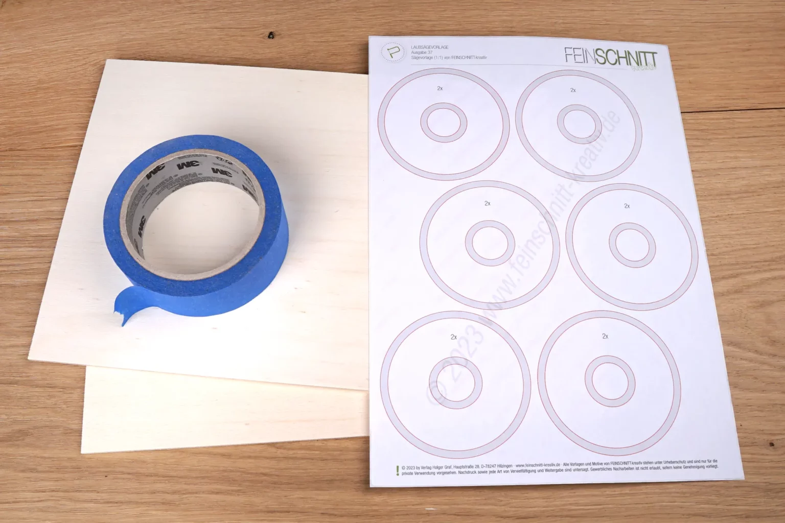 37-02a-barocke-weihnachtsanhaenger-deko-laubsaege-dekupiersaege-vorlage-vorlagenpapier-stapel-blue-tape-vorbereiten