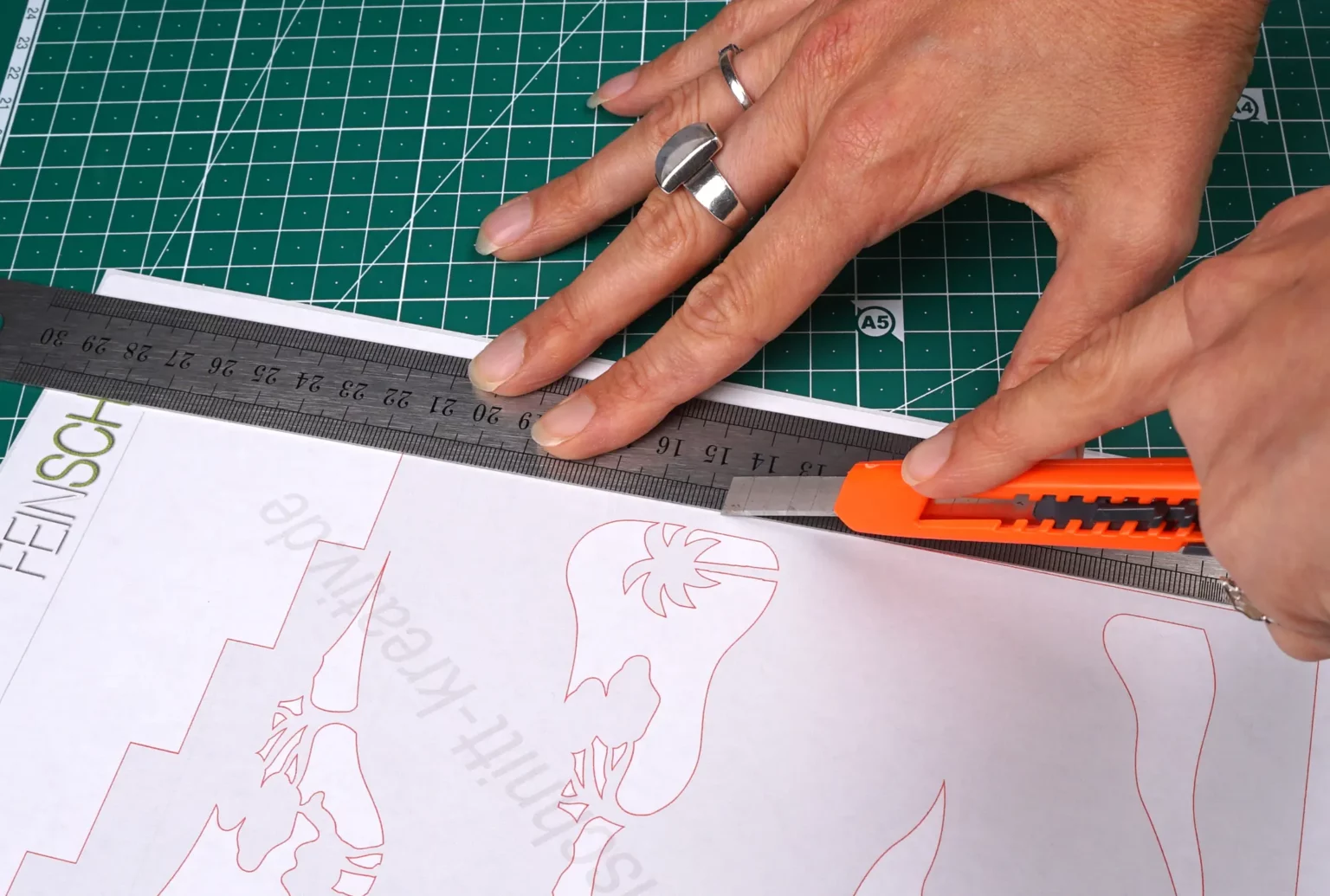 37-02b-adventstreppe-deko-laubsaege-dekupiersaege-vorlage-vorlagenpapier-gestrichelte-linie-zurechtschneiden