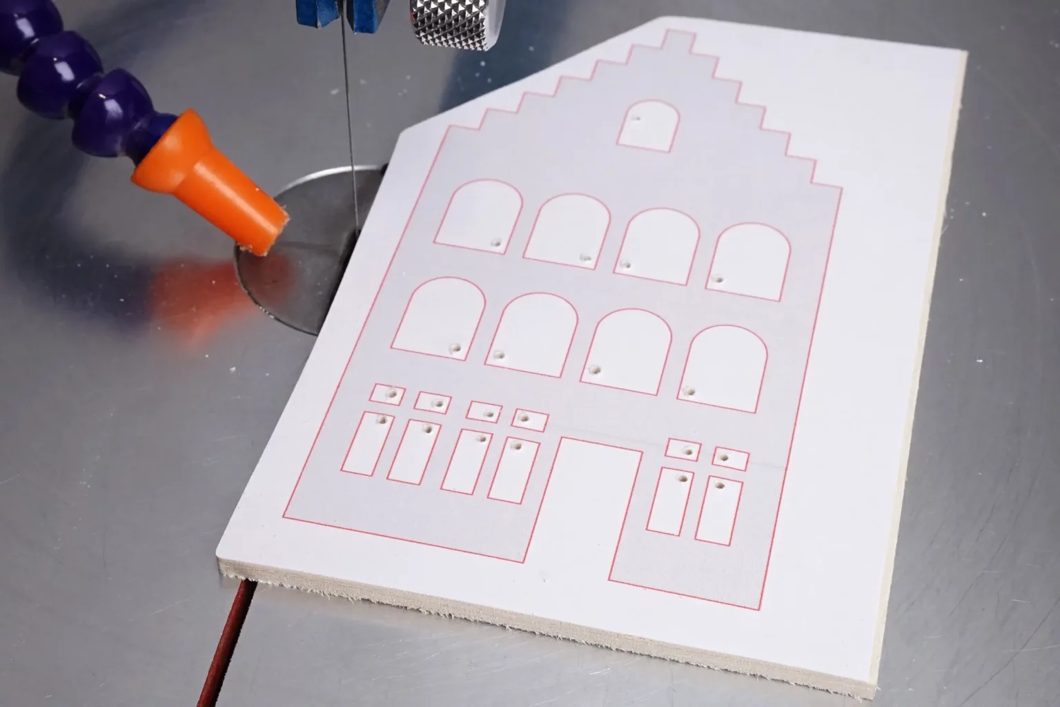37-03-haeuserallee-deko-advent-laubsaege-dekupiersaege-vorlage-sperrholzplatte-auseinander-saegen