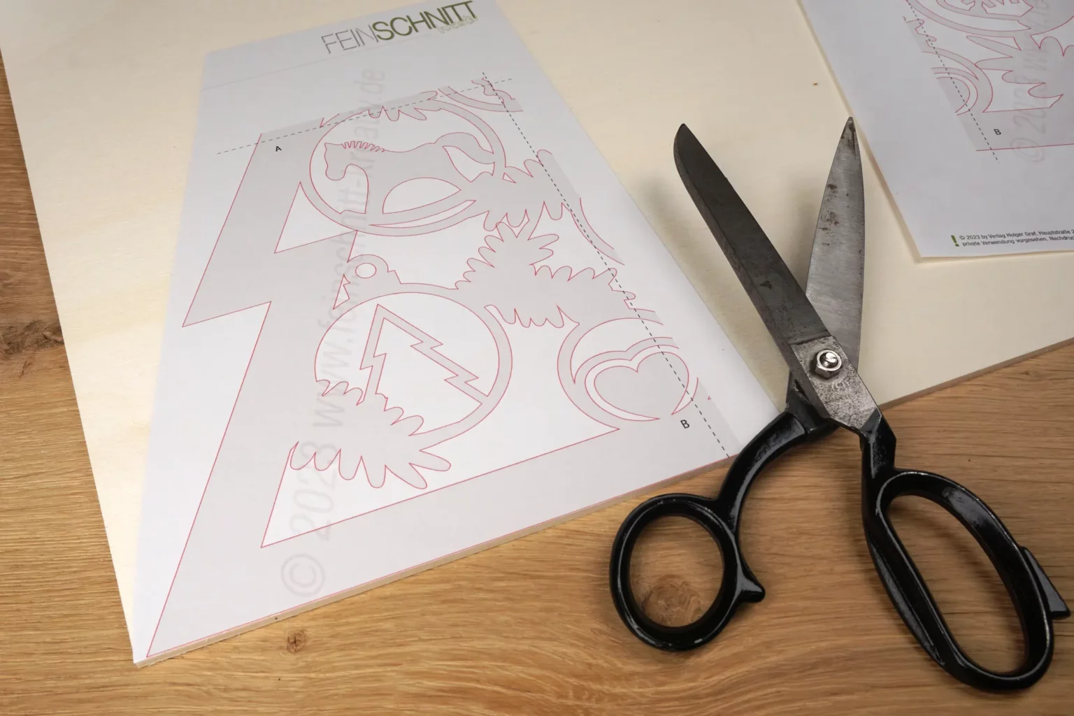 37-03-leuchtender-weihnachtsbaum-deko-laubsaege-dekupiersaege-vorlage-vorlagenpapier-zurechtschneiden-4-mm-sperrholz-an-kante-kleben