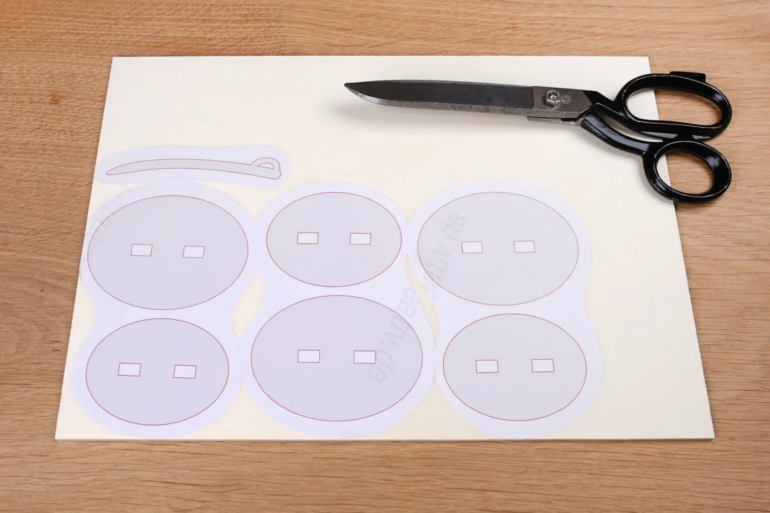 37-03-nussknacker-deko-advent-laubsaege-dekupiersaege-vorlage-aufkleben-sockel-saebel