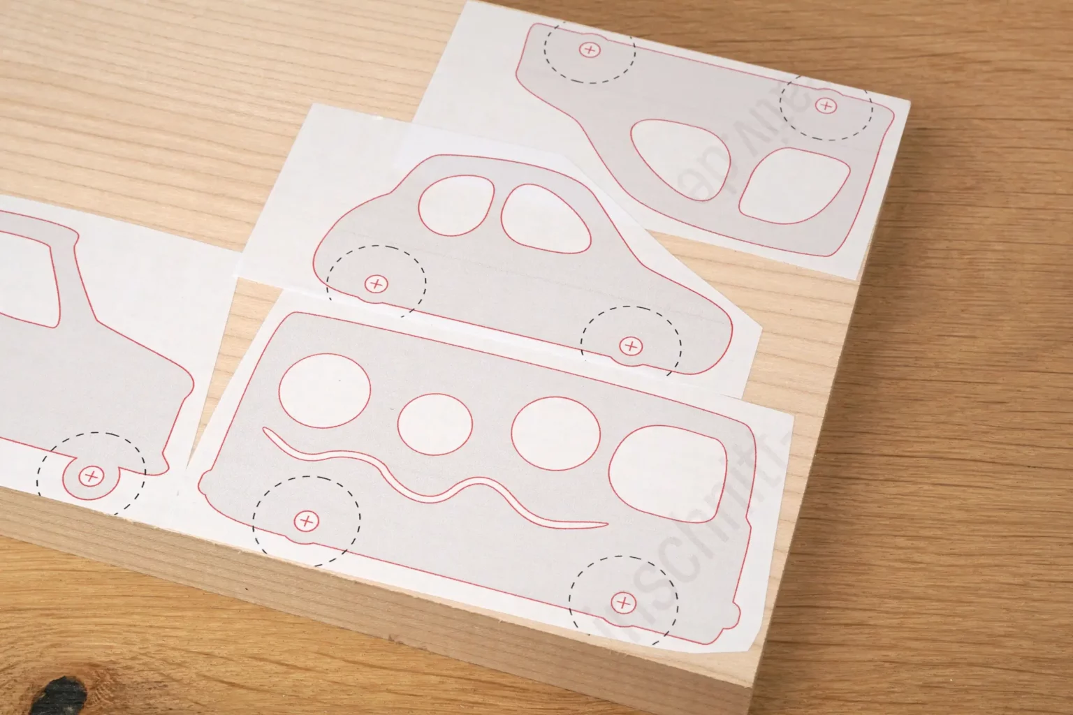 37-03-spielzeugautos-kinder-laubsaege-dekupiersaege-vorlage-vorlagenpapier-aufkleben-massivholz-alle-autos-platzsparend