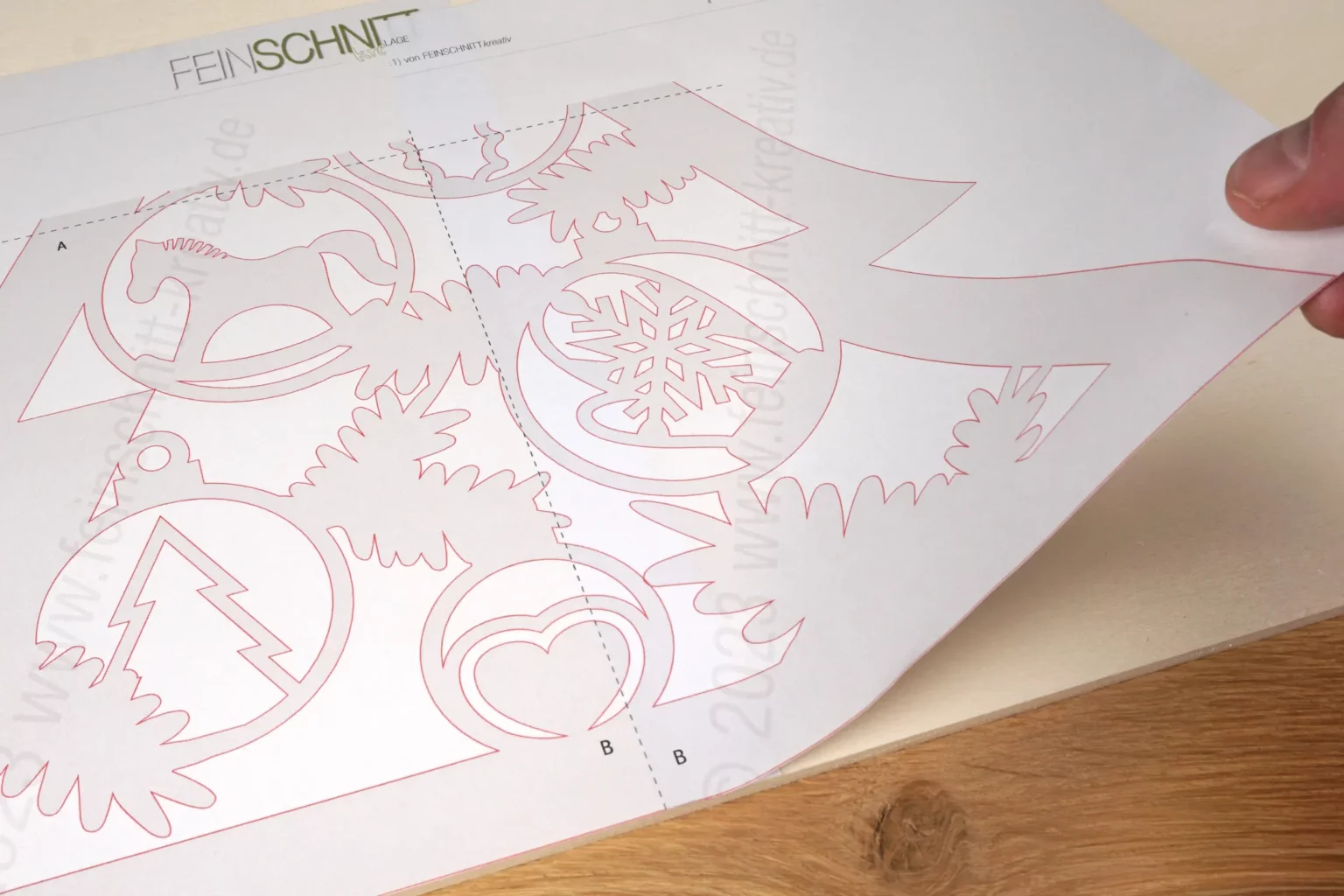 37-04-leuchtender-weihnachtsbaum-deko-laubsaege-dekupiersaege-vorlage-vorlagenpapier-geschrichelte-linie-zurechtschneiden