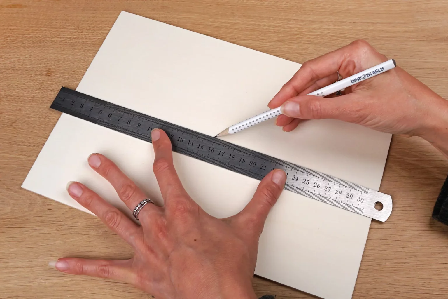 37-04-nussknacker-deko-advent-laubsaege-dekupiersaege-vorlage-3-mm-sperrholz-mitte-markieren-halbieren