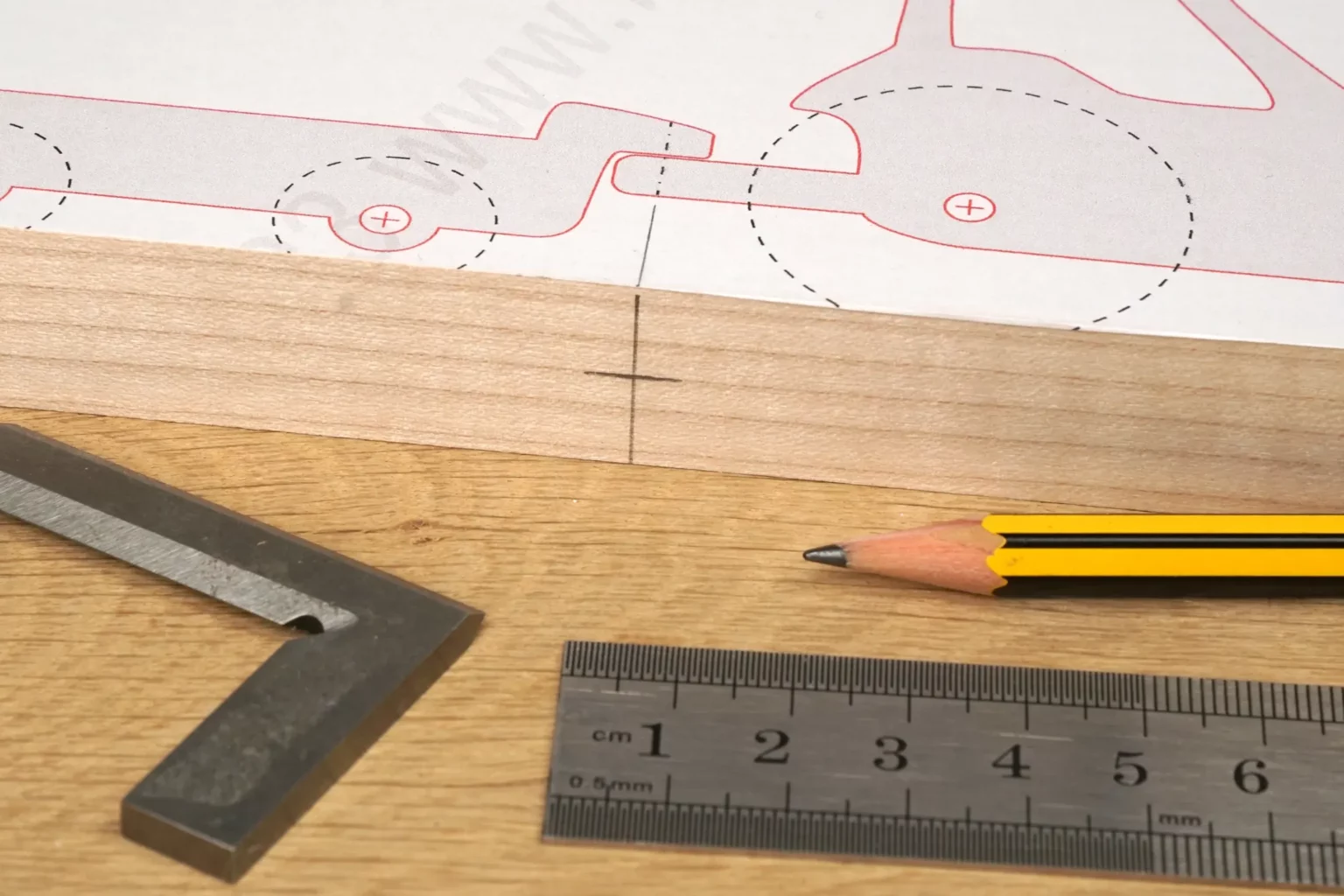 37-04-spielzeugautos-kinder-laubsaege-dekupiersaege-vorlage-bohrloch-anhaengekupplung-markieren-materialkante