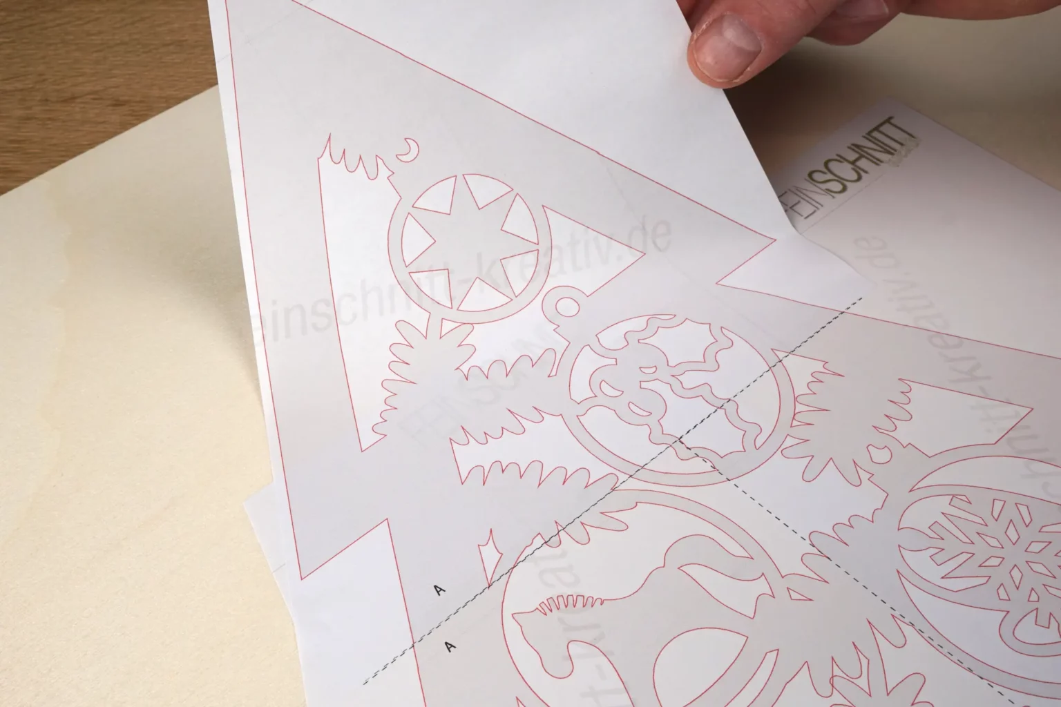 37-05-leuchtender-weihnachtsbaum-deko-laubsaege-dekupiersaege-vorlage-vorlagenpapier-baumspitze-aufkleben