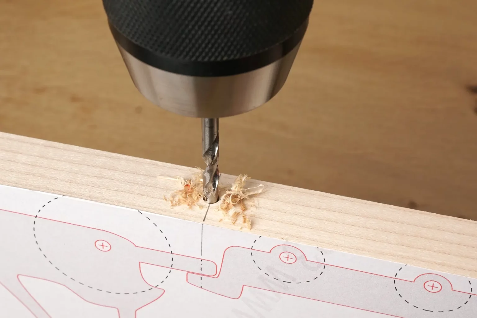 37-05-spielzeugautos-kinder-laubsaege-dekupiersaege-vorlage-bohrloch-anhaengekupplung-bohren