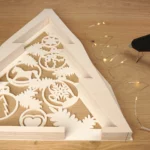 37-23-leuchtender-weihnachtsbaum-deko-laubsaege-dekupiersaege-vorlage-vorlagenpapier-abziehen-lichterkette-heissklebepistole