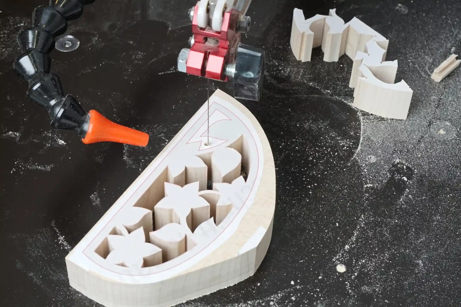 34-06-gebundene-ostereier-deko-laubsaege-dekupiersaege-vorlage-innenschnitte-saegen-massivholz-ahorn