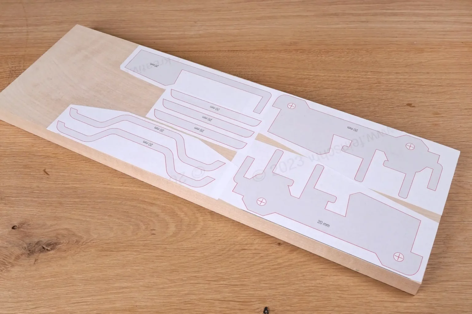 35-01-gelaendewagen-spielzeug--laubsaege-dekupiersaege-vorlage-vorlagenpapier-ausdrucken-kopieren-aufkleben-20-mm-massivholz