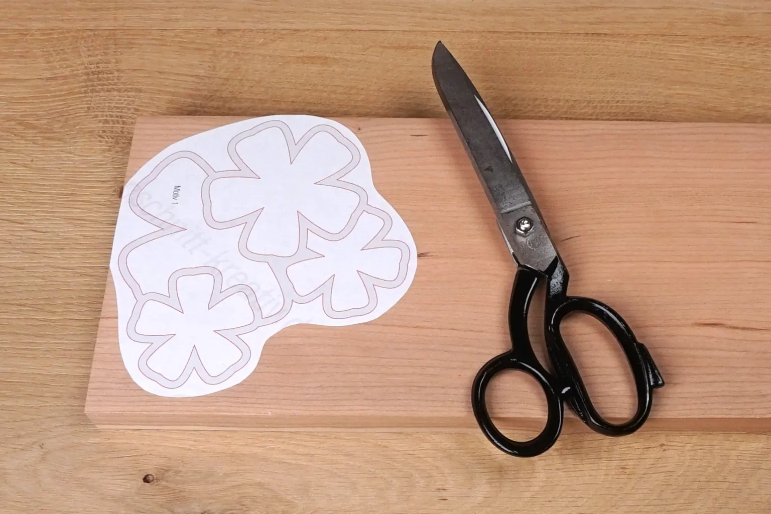 35-02-blumenmaedchen-deko-laubsaege-dekupiersaege-vorlage-vorlagenpapier-zuschneiden-aufkleben-massivholz-birne