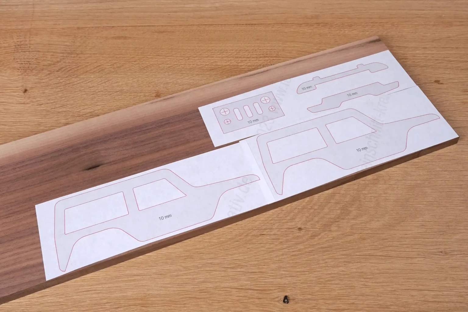 35-02-gelaendewagen-spielzeug--laubsaege-dekupiersaege-vorlage-vorlagenpapier-ausdrucken-kopieren-aufkleben-10-mm-massivholz