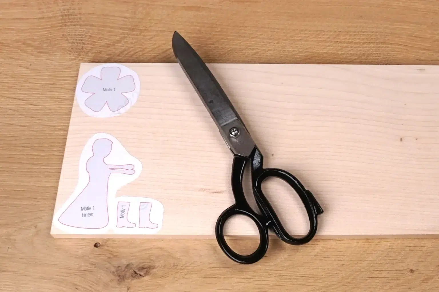 35-03-blumenmaedchen-deko-laubsaege-dekupiersaege-vorlage-vorlagenpapier-zuschneiden-aufkleben-massivholz-ahorn