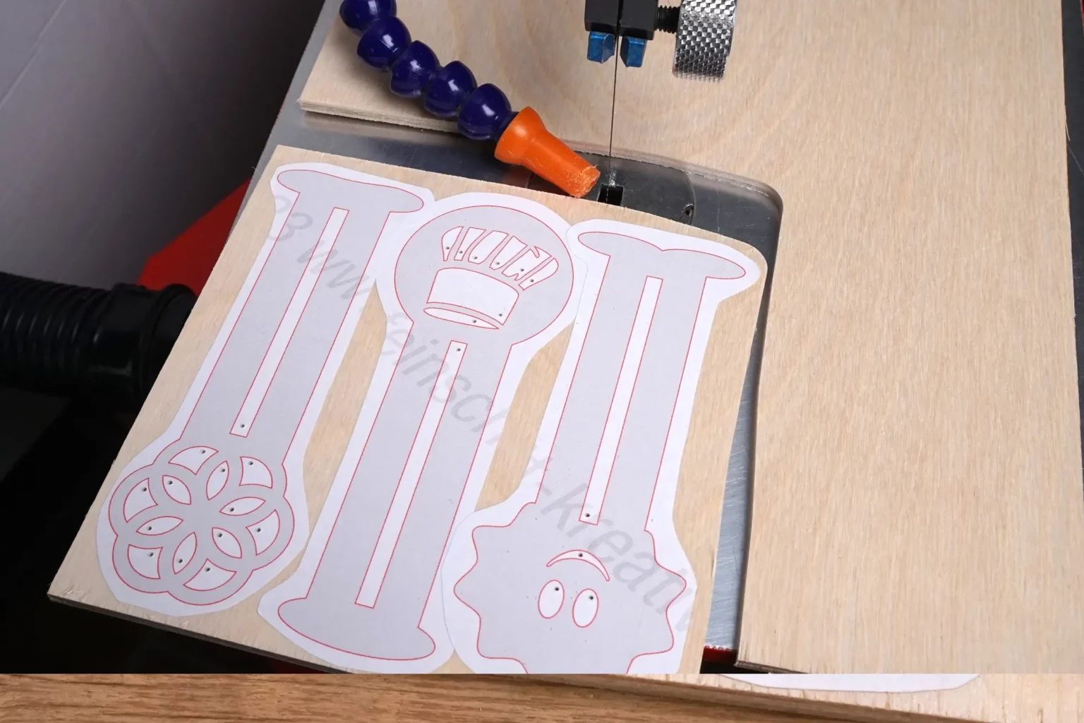 35-03-tubfix-kuechenhelfer--laubsaege-dekupiersaege-vorlage-platte-zusaegen