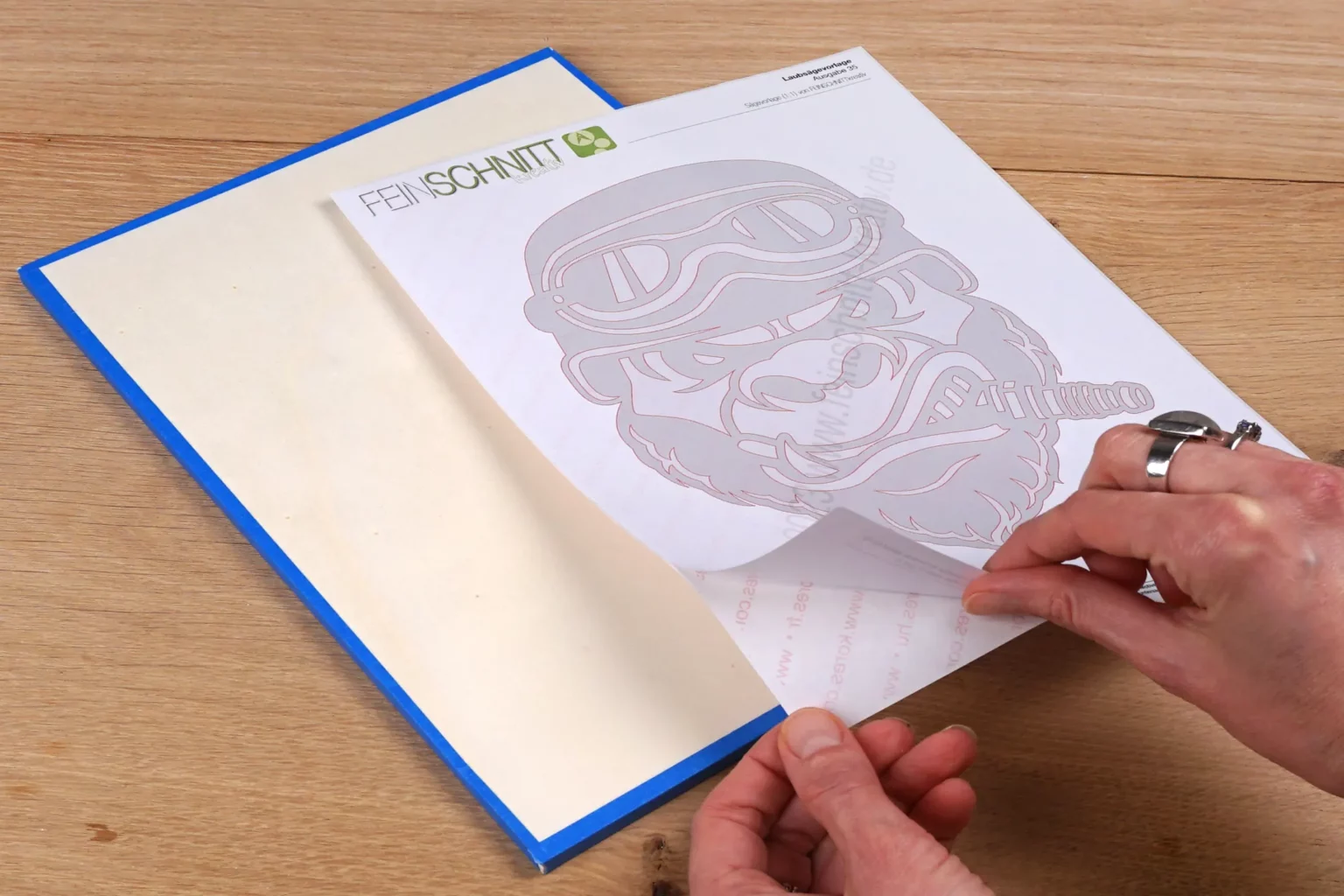 35-03a-gorilla-biker-wandbild-laubsaege-dekupiersaege-vorlage-stapel-vorlagenpapier-aufkleben