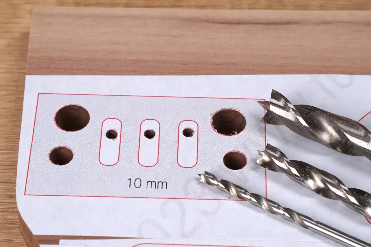 35-04-gelaendewagen-spielzeug--laubsaege-dekupiersaege-vorlage-saegeblattdurchfuehrungen-loecher-fuer-scheinwerfer-bohren