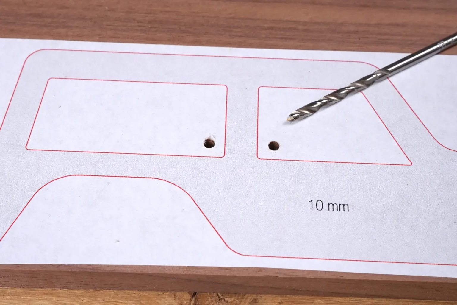 35-05-gelaendewagen-spielzeug--laubsaege-dekupiersaege-vorlage-saegeblattdurchfuehrungen-bohren-seitenscheiben-massivholz