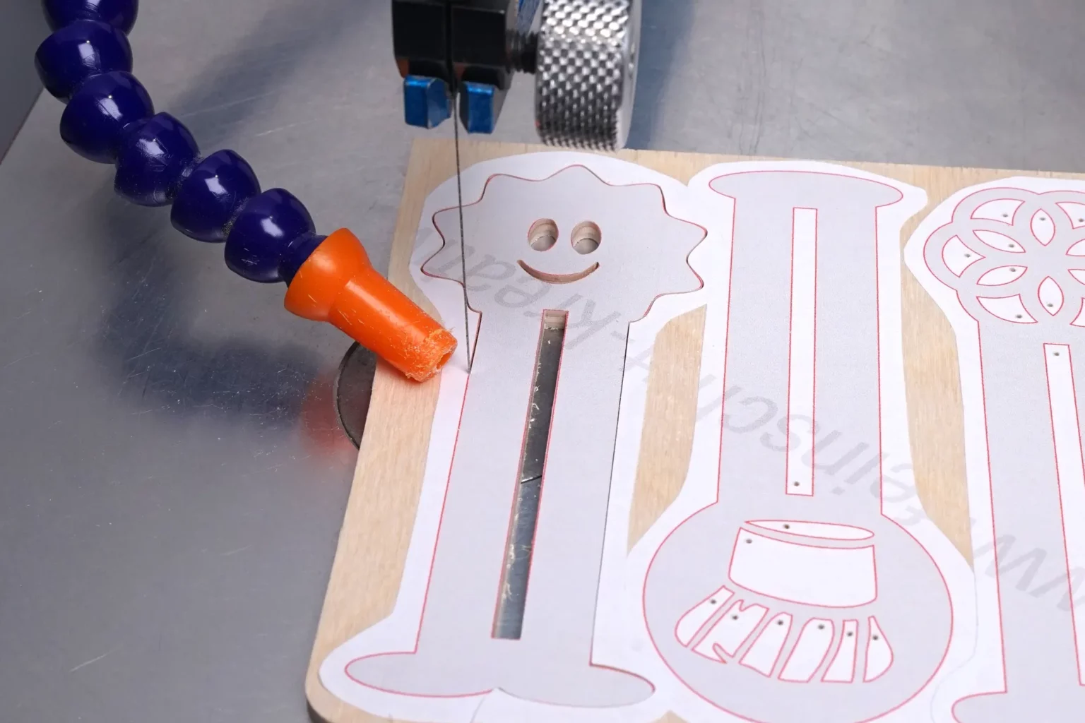 35-05-tubfix-kuechenhelfer--laubsaege-dekupiersaege-vorlage-aussenkontur-saegen