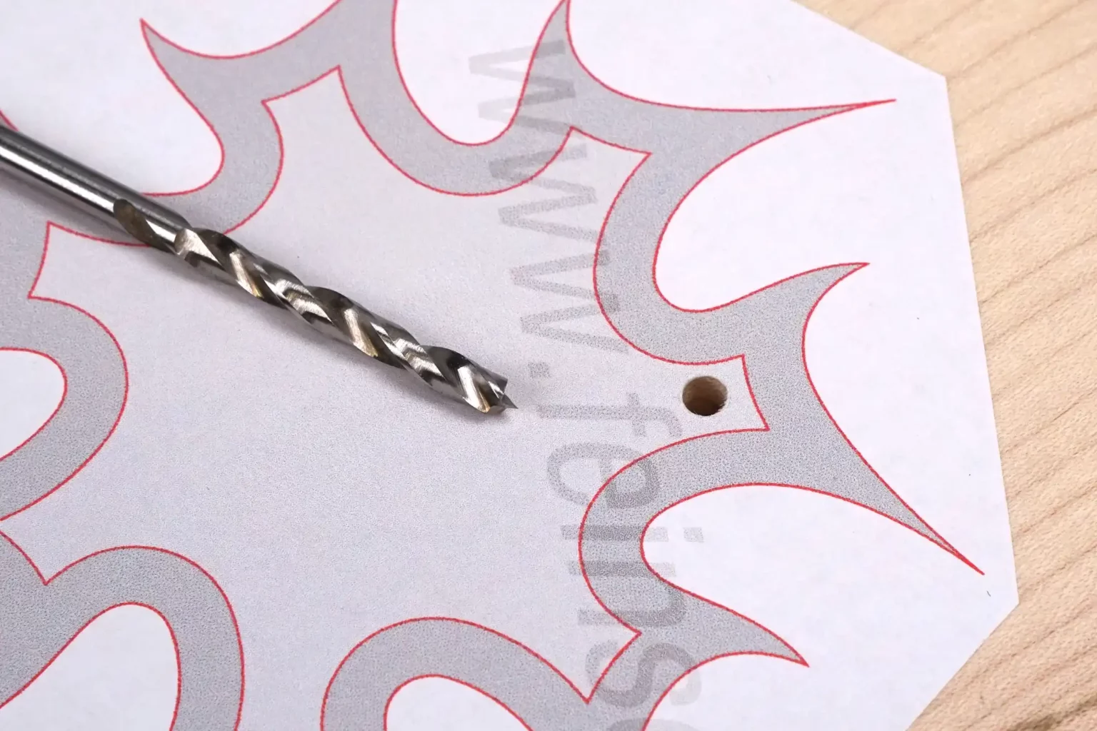 35-05b-knabberblume-deko-laubsaege-dekupiersaege-vorllage-saegeblattdurchfuehrungen-bohren-10-mm-massivholz