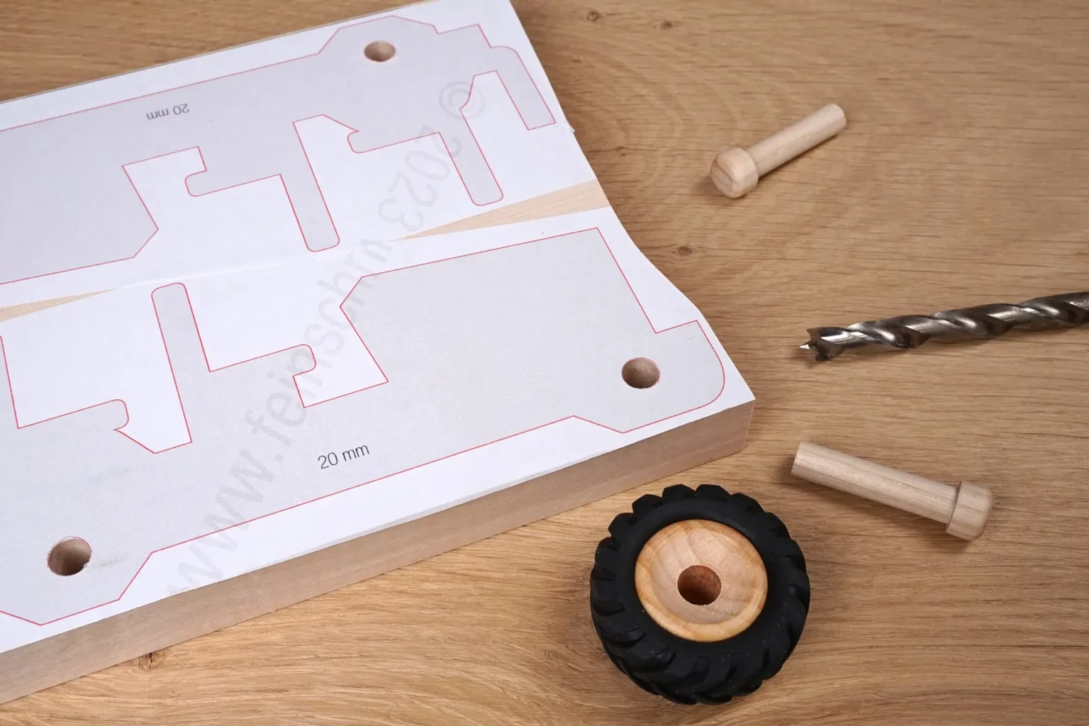 35-06-gelaendewagen-spielzeug--laubsaege-dekupiersaege-vorlage-loeher-bohren-achsen-fahrgestell-20-mm-massivholz