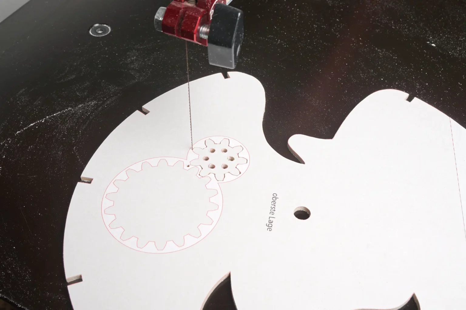 24-02-steampunk-uhr-deko-laubsaege-dekupiersaege-vorlage-saegeblattdurchfuehrungen-bohren-innenschnitte-saegen