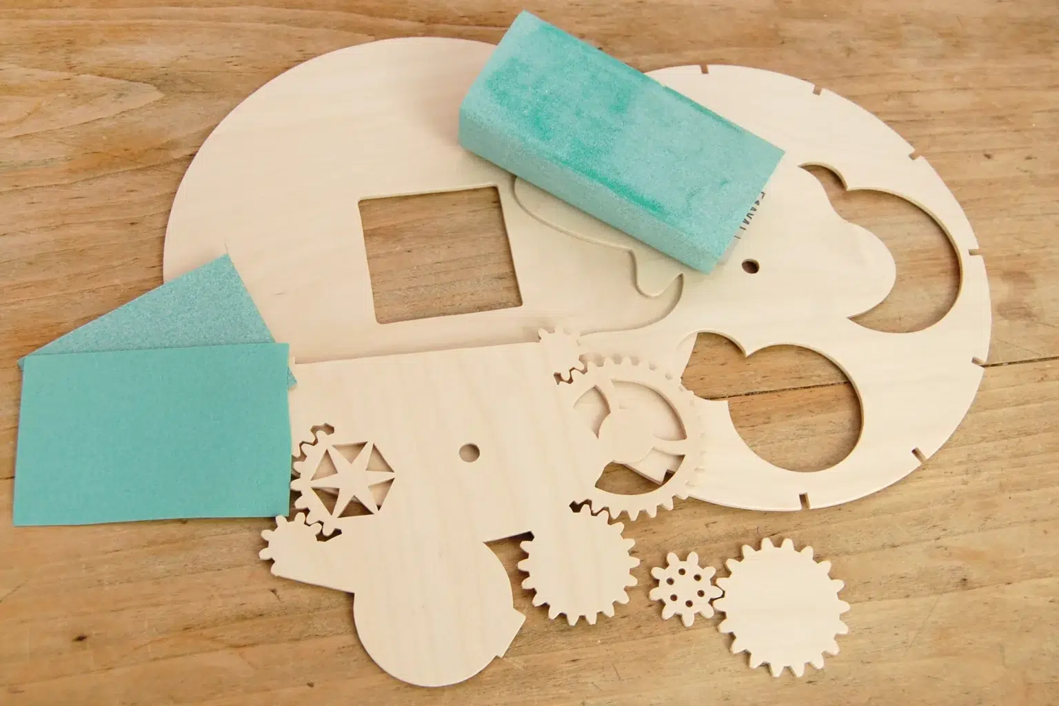 24-03-steampunk-uhr-deko-laubsaege-dekupiersaege-vorlage-teile-schleifen-verputzen-schleifpapier-schleifblock