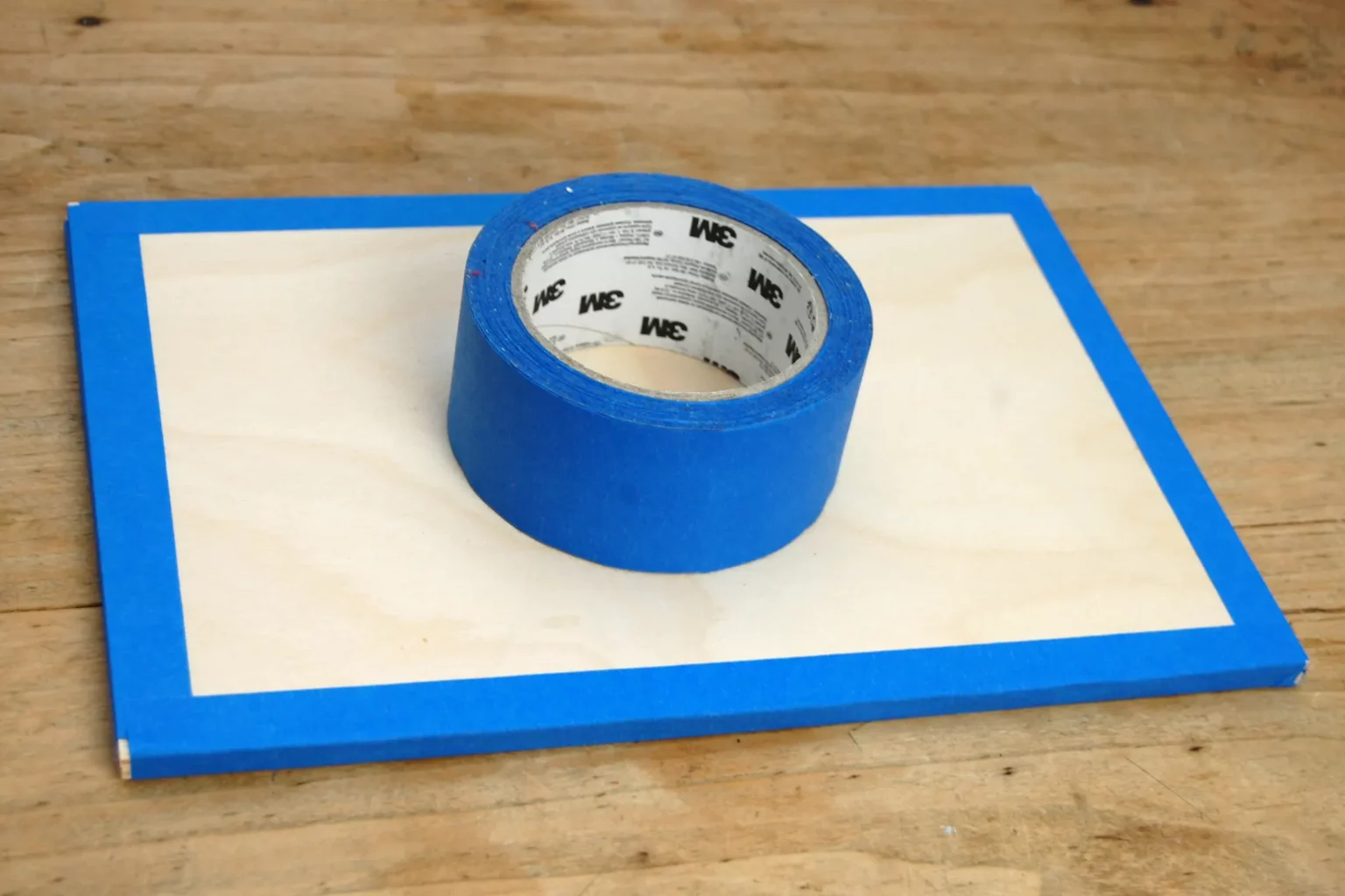 25-01-schneegestoeber-stele-deko-laubsaege-dekupiersaege-vorlage-5-mm-birkensperrholz-blue-tape-stapel-fixiern