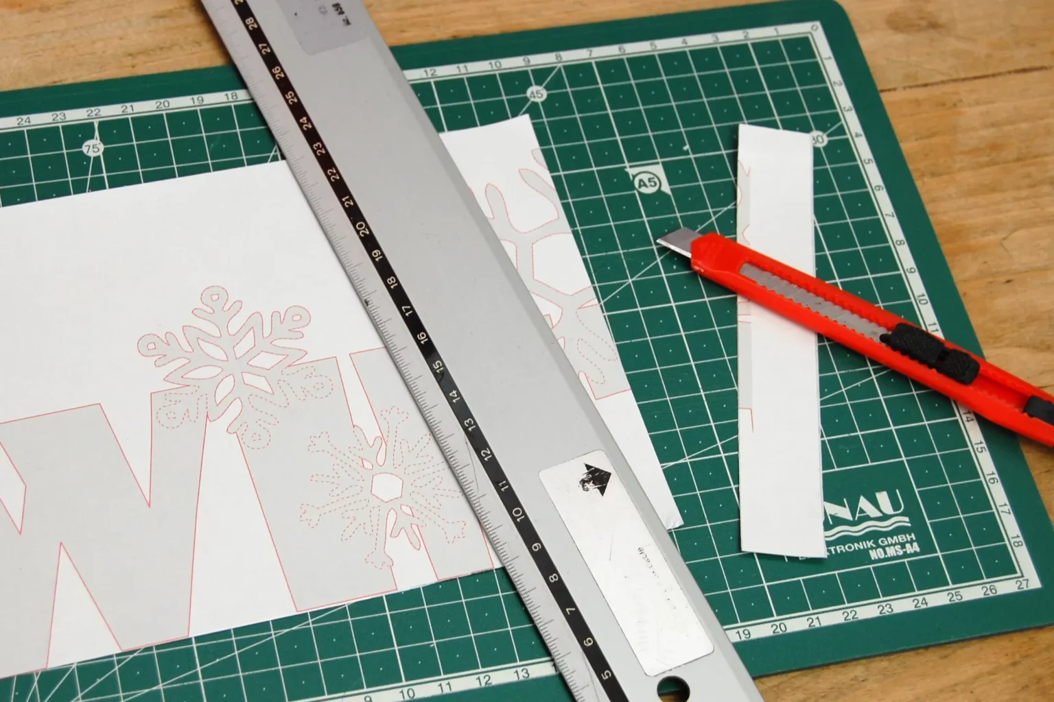 25-01-winterfrost-schriftzug-deko-laubsaege-dekupiersaege-vorlage-ausdrucken-vorlagenpapier-selbstklebend-zuschneiden