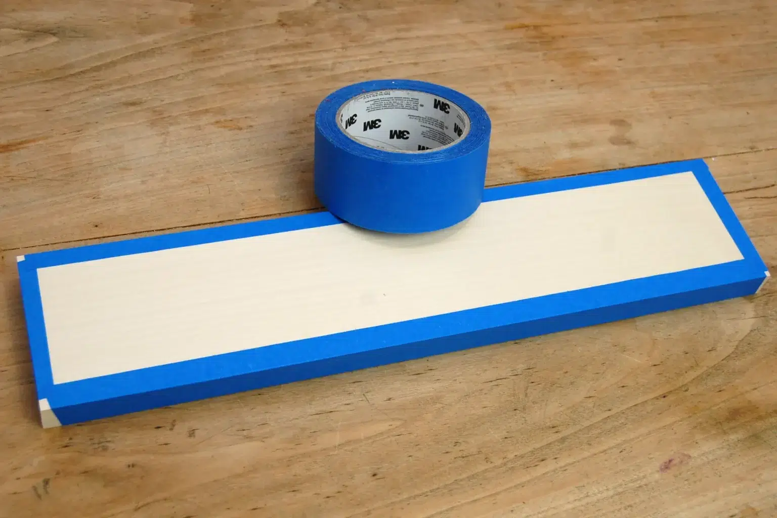 25-01b-weihnachtswald-advent-deko-laubsaege-dekupiersaege-vorlage-zwei-platten-10-mm-massivholz-blue-tape-stapel-fixieren