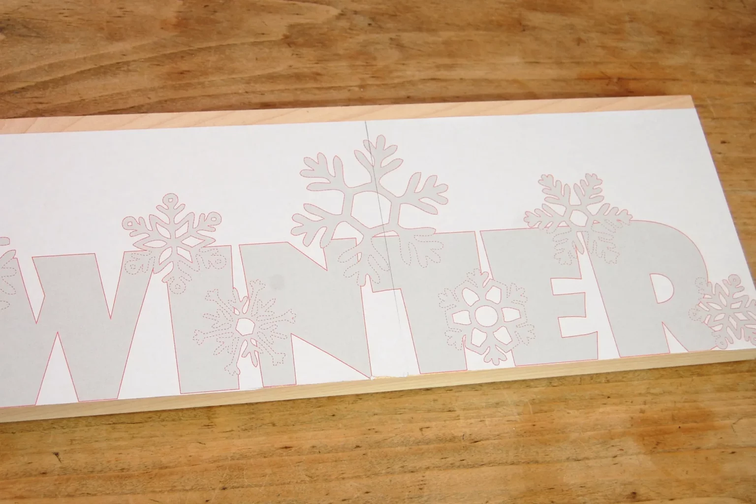 25-02-winterfrost-schriftzug-deko-laubsaege-dekupiersaege-vorlage-vorlagenpapier-aufkleben-massivholz-untere-kante-ansetzen