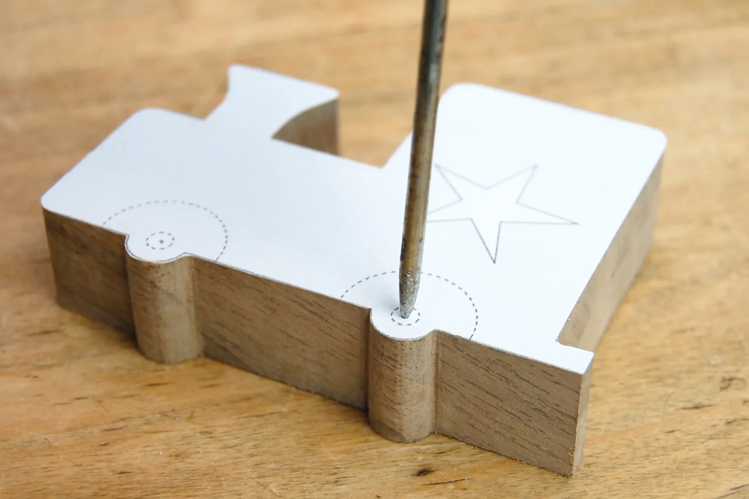 25-03-der-weihnachtsexpress-deko-laubsaege-dekupiersaege-vorlage-bohrloch-vorstechen