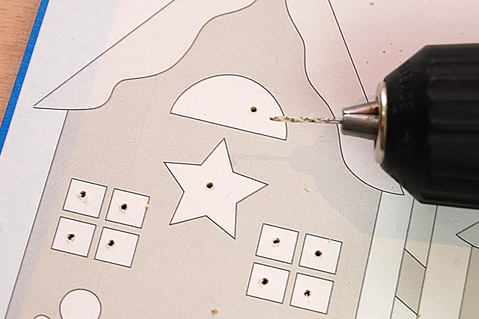 25-03-lebkuchen-und-zuckerguss-deko-laubsaege-dekupiersaege-vorlage-saegeblattdurchfuehrungen-bohren