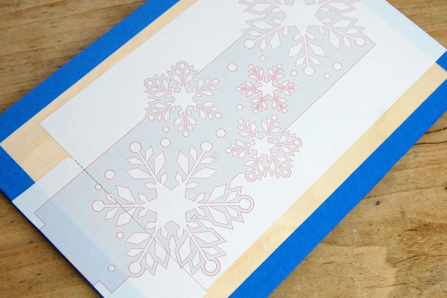 25-03-schneegestoeber-stele-deko-laubsaege-dekupiersaege-vorlage-vorlagenpapier-unten-buendig-aufkleben-ansetzen-ausrichten