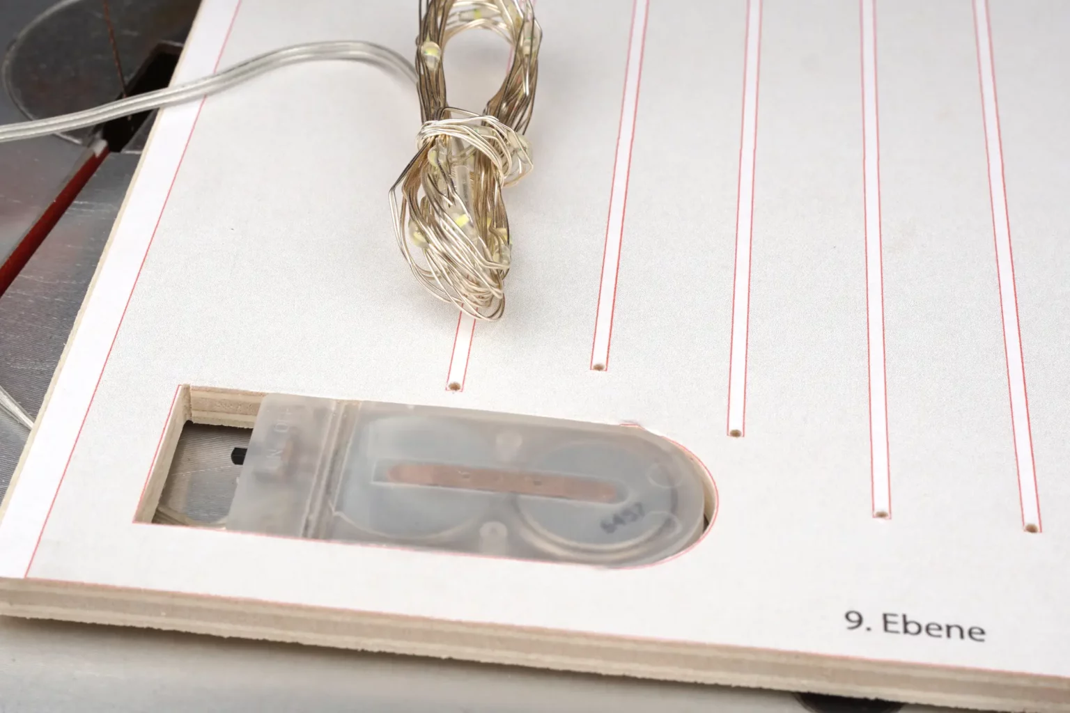 25-03-stall-von-bethlehem-krippe-laubsaege-dekupiersaege-vorlage-batteriefach-innenschnitt-saegen-klemmen