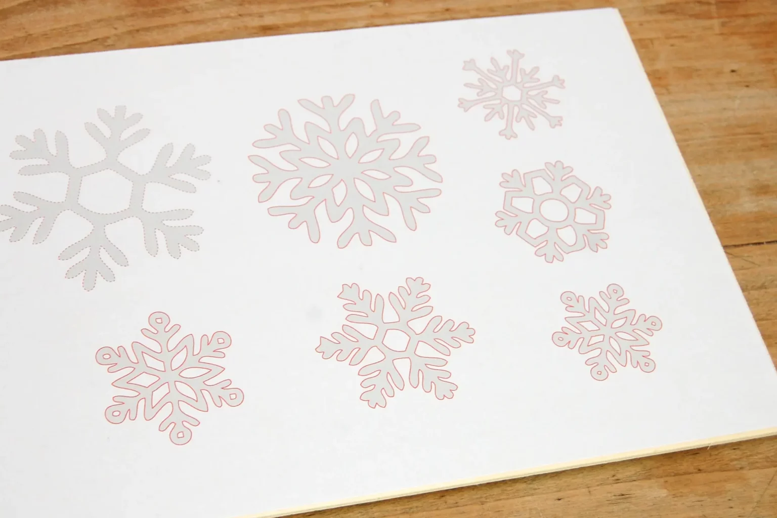 25-03-winterfrost-schriftzug-deko-laubsaege-dekupiersaege-vorlage-vorlagenpapier-aufkleben-sperrholz-schneeflocken