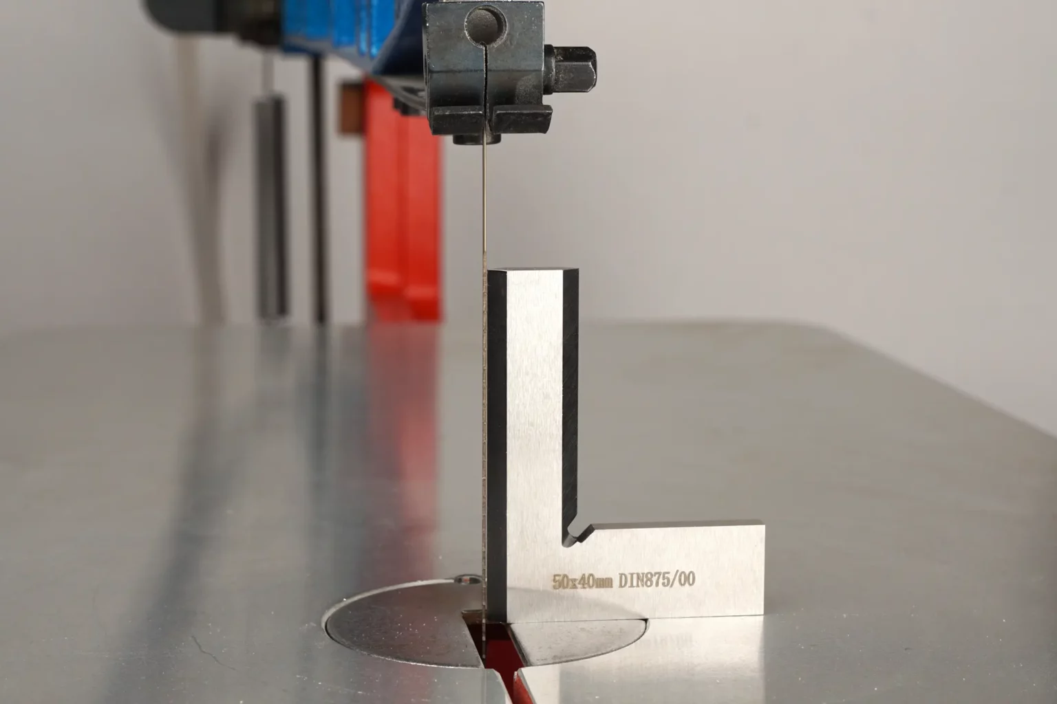 25-03-wood-racer-spielzeug-deko-laubsaege-dekupiersaege-vorlage-saegeblatt-ausrichten-rechter-winkel