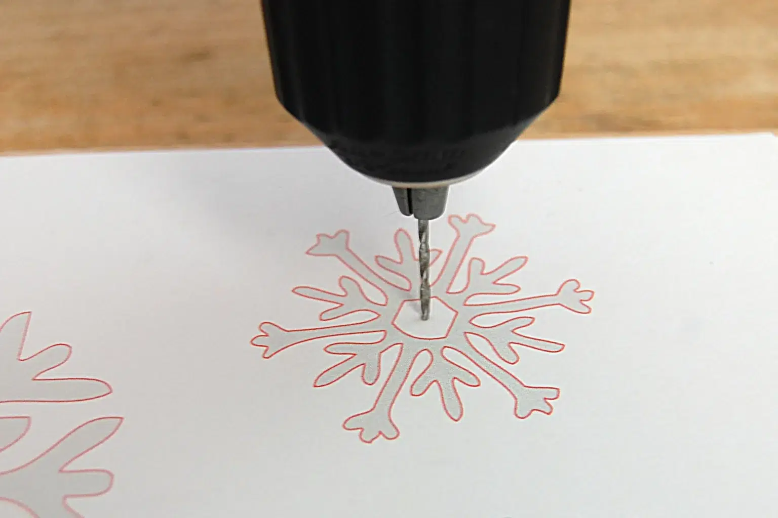 25-04-winterfrost-schriftzug-deko-laubsaege-dekupiersaege-vorlage-saegeblattdurchfuehrungen-bohren