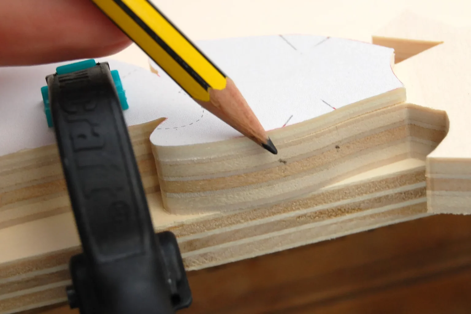 25-05-engel-mit-charme-deko-laubsaege-dekupiersaege-vorlage-kleid-auf-hintergrundplatte-fixieren-markierung-bohrung-anzeichnen