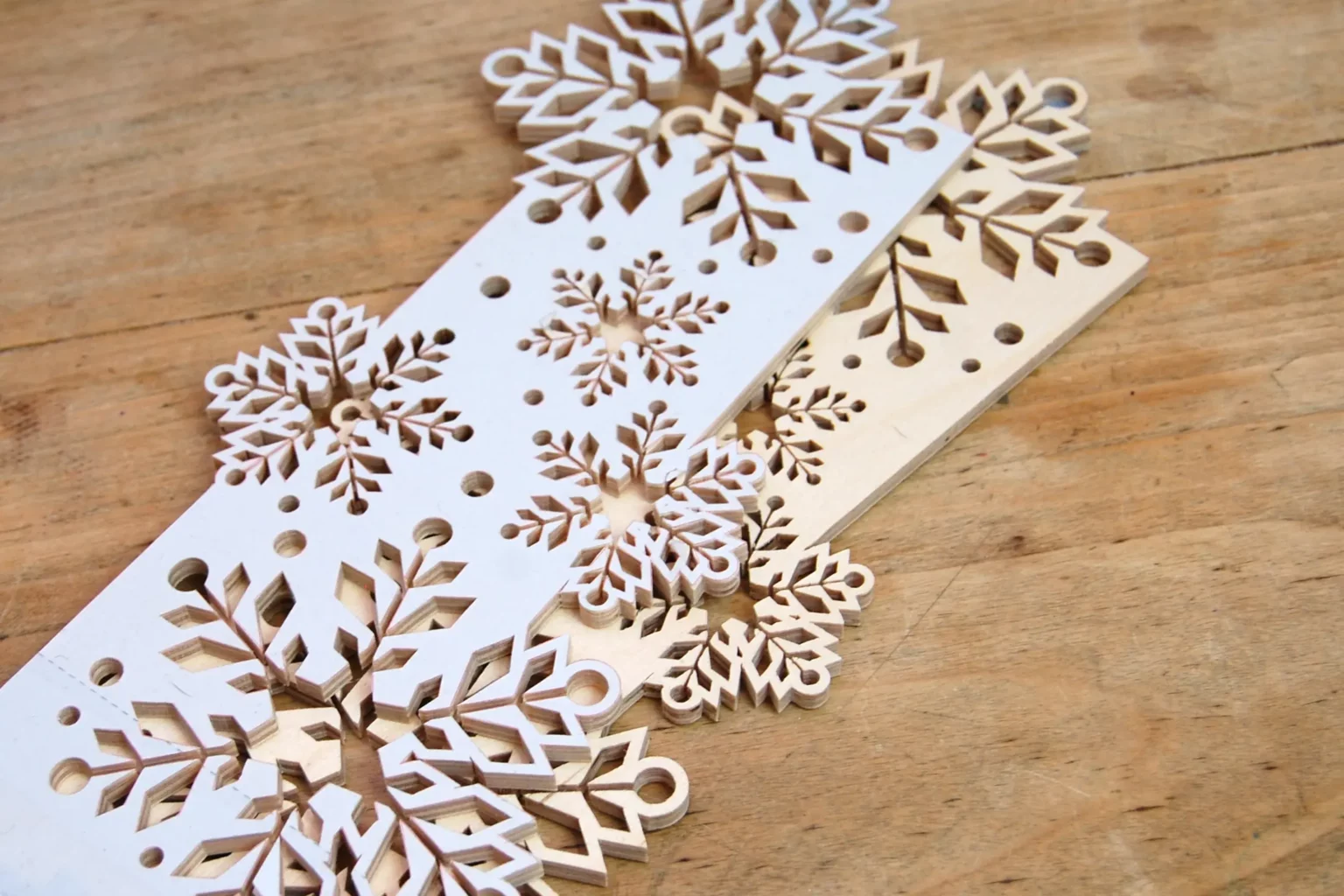 25-05-schneegestoeber-stele-deko-laubsaege-dekupiersaege-vorlage-innenschnitte-aussenkontur-saegen-seitenteile