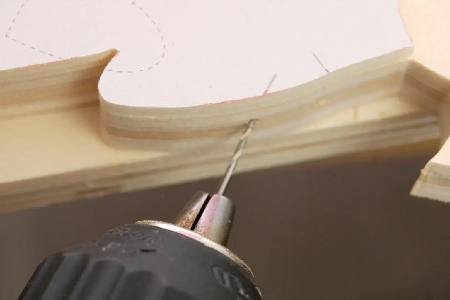 25-06-engel-mit-charme-deko-laubsaege-dekupiersaege-vorlage-loecher-bohren-winkel-beachten