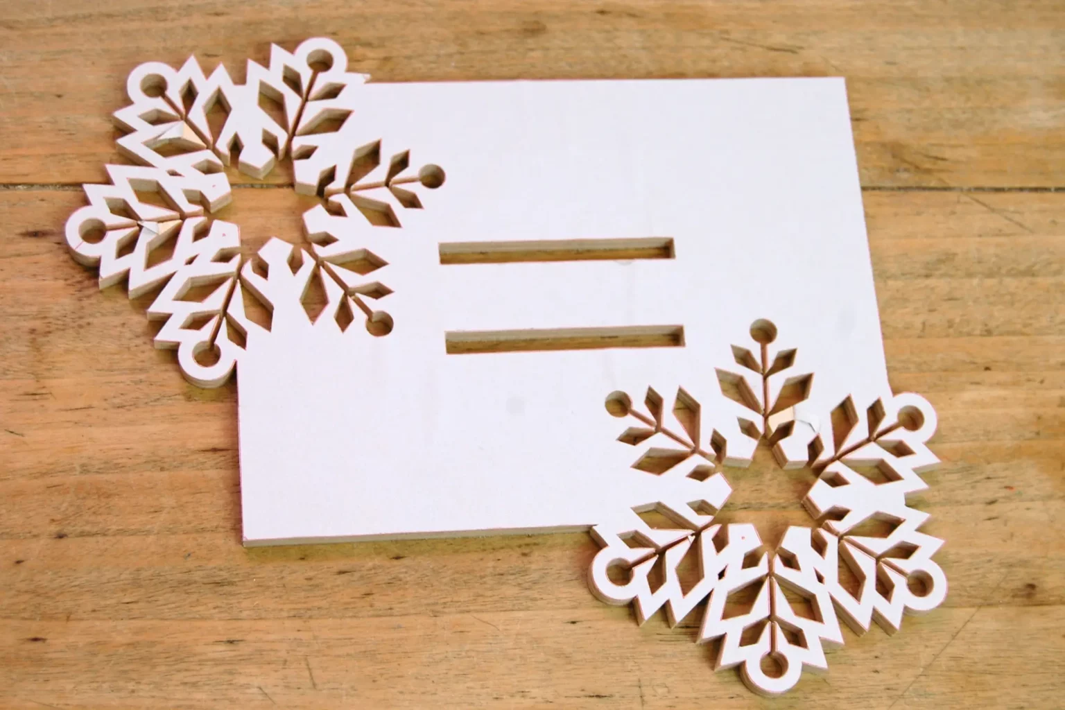 25-06-schneegestoeber-stele-deko-laubsaege-dekupiersaege-vorlage-innenschnitte-aussenkontur-saegen-sockel