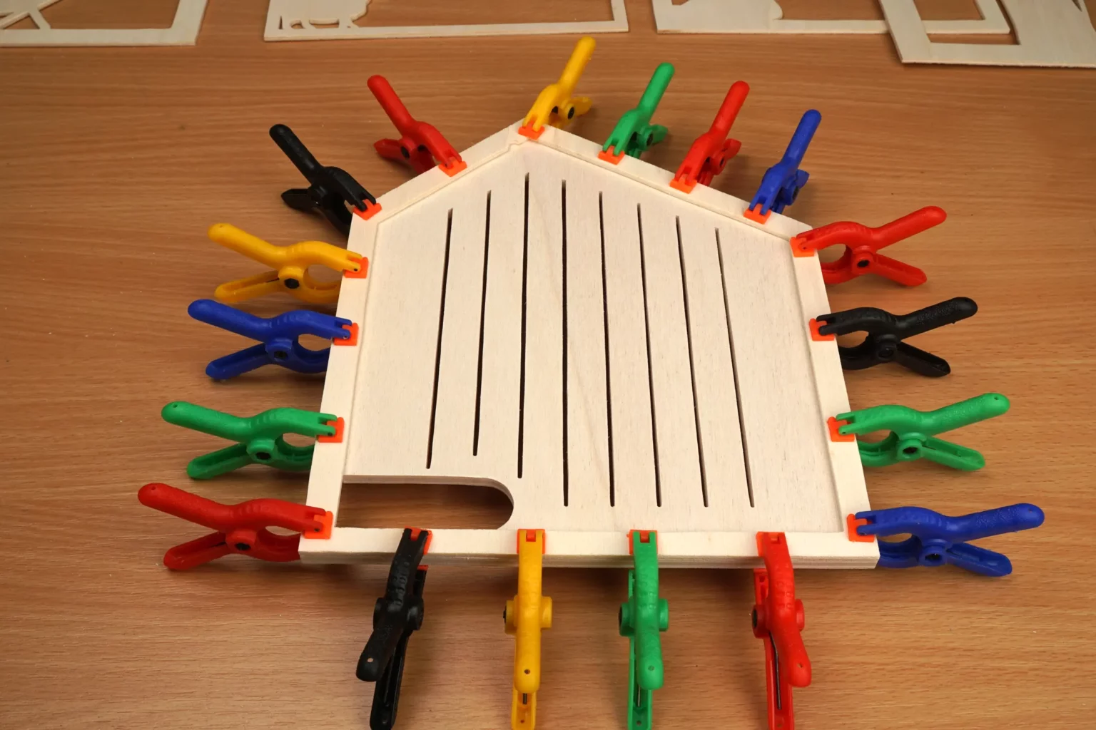 25-06-stall-von-bethlehem-krippe-laubsaege-dekupiersaege-vorlage-ebenen-8-9-verleimen-spannen