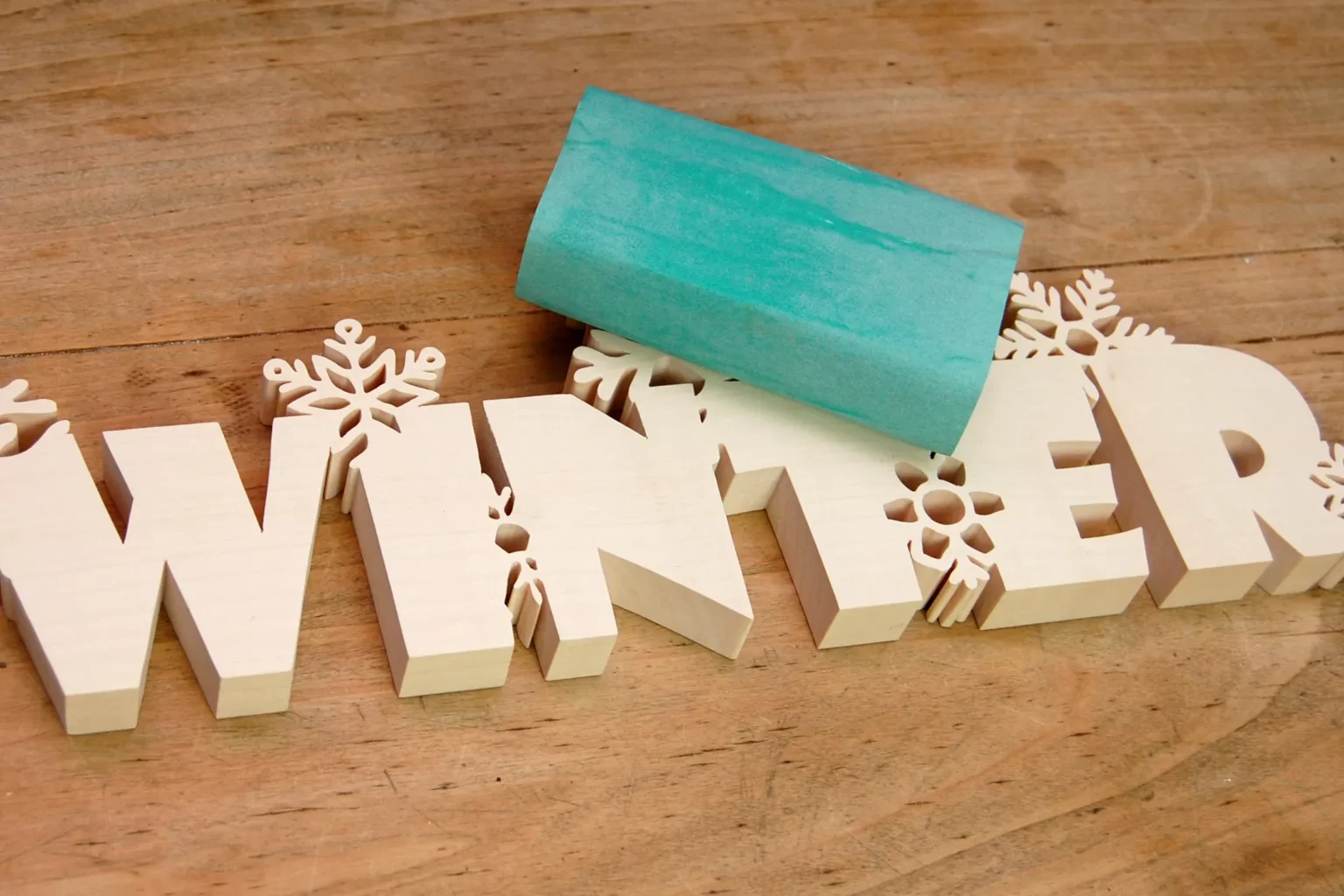 25-06-winterfrost-schriftzug-deko-laubsaege-dekupiersaege-vorlage-teile-verputzen-schleifen-schleifpapier-schleifblock